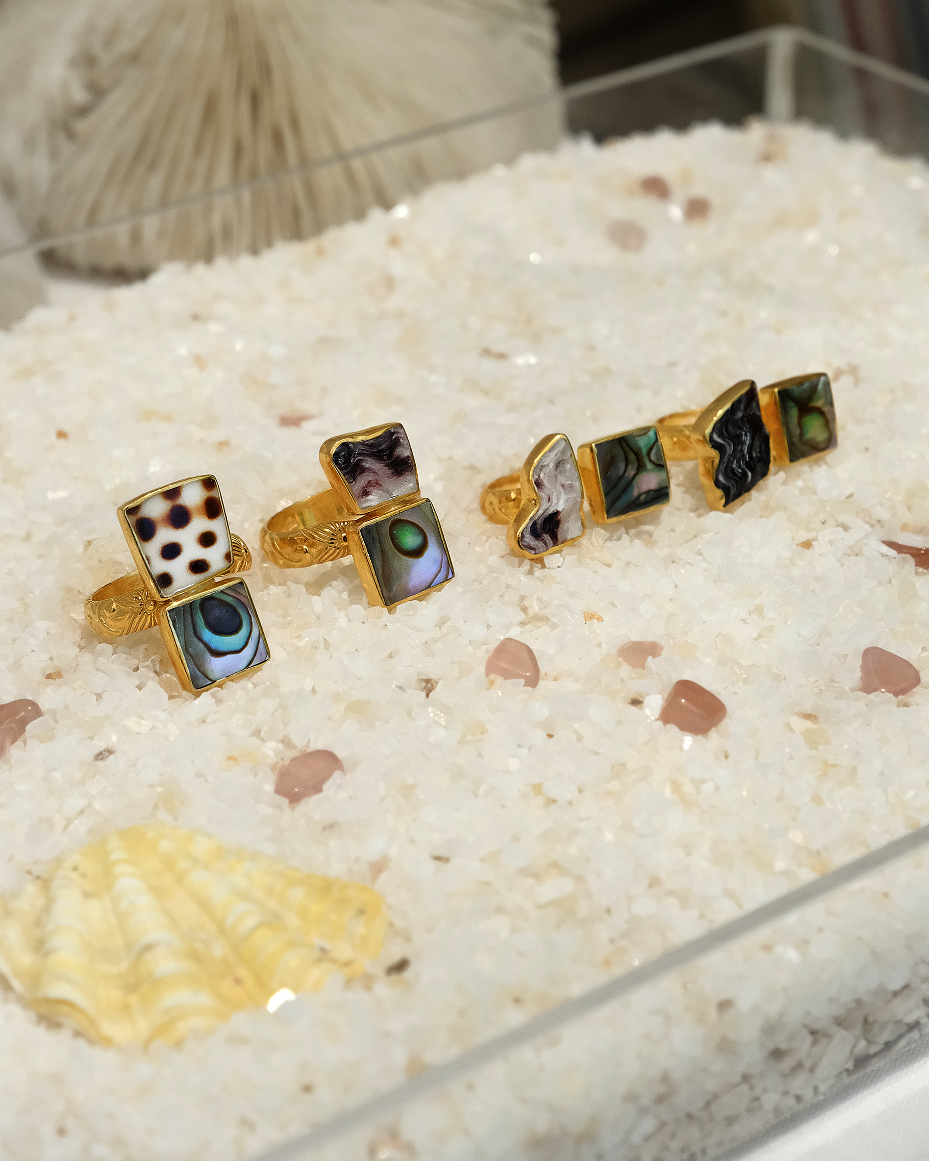 Ocean-inspired adjustable gold-plated rings with various natural shell inlays